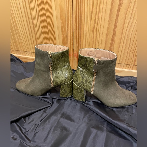 JOURNEE Olive Green Snake Skin booties Women’s Size 10 - Picture 6 of 11